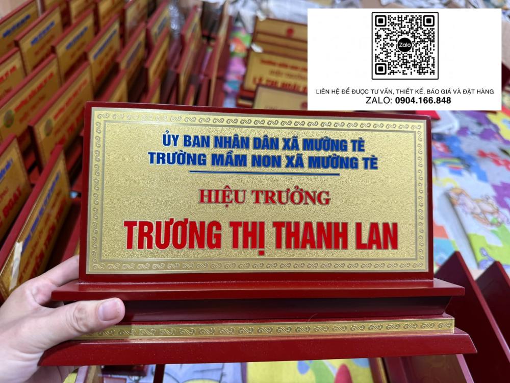 Biển chức danh đồng đế gỗ cao cấp