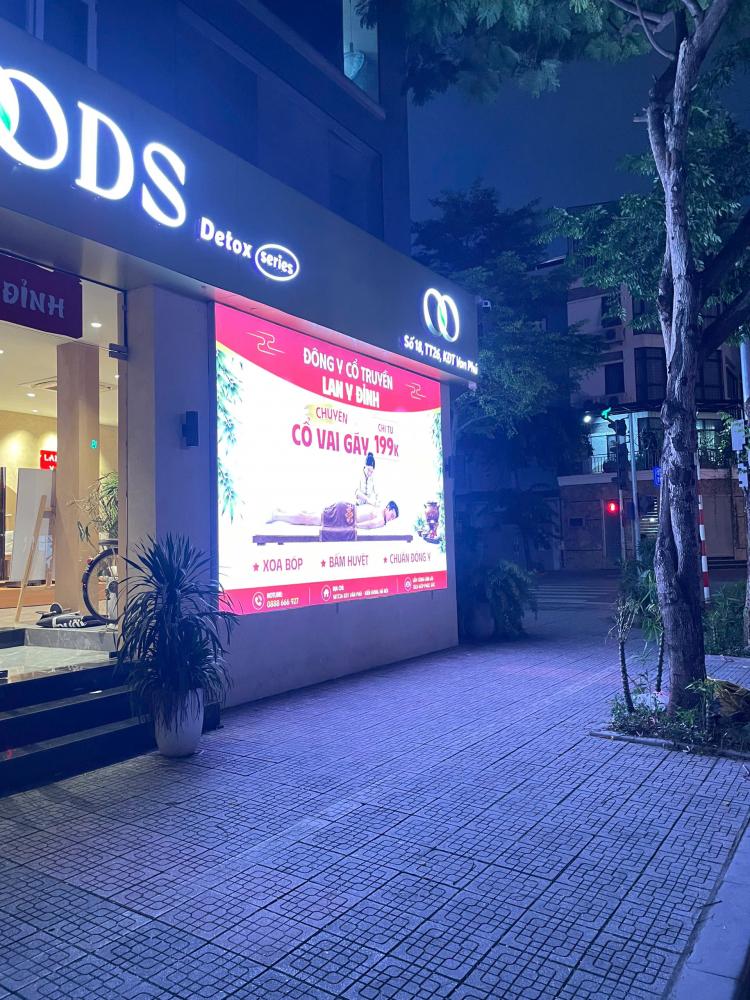 ĐẰNG SAU MỘT TẤM BIỂN QUẢNG CÁO